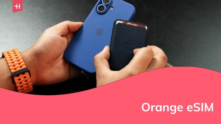 uma pessoa manipulando um celular apple