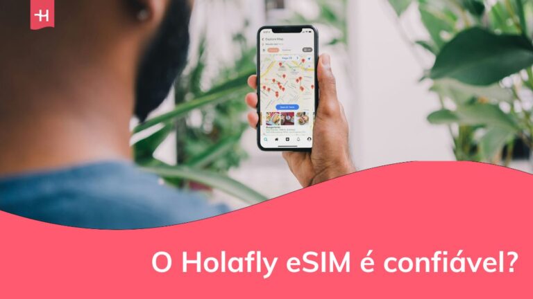 um homem vendo mapas em seu celular