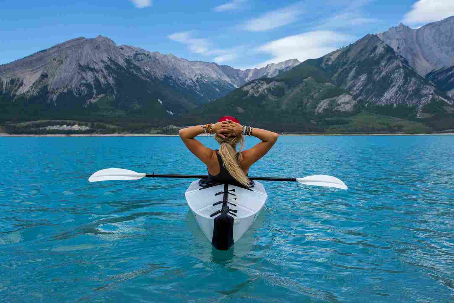 Uma mulher passeando de caiaque em uma lagoa canadense.