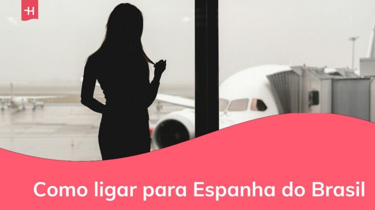 uma mulher em um terminal aeroviário