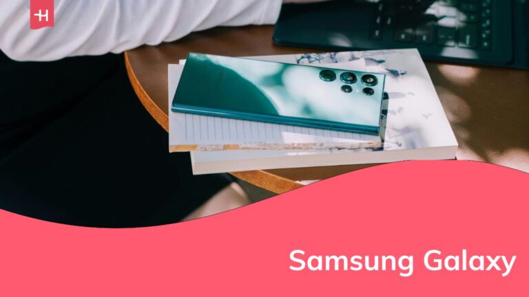 uma mulher com um samsung galazy emcima da mesa