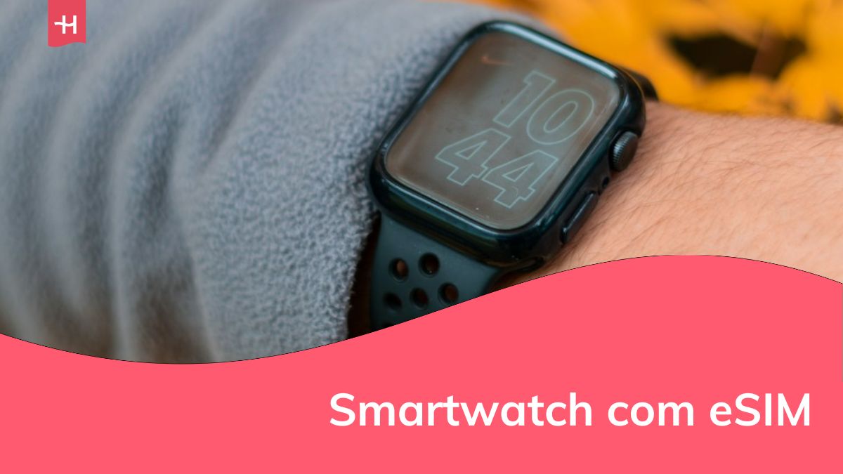 um homem com um smartwatch no braço