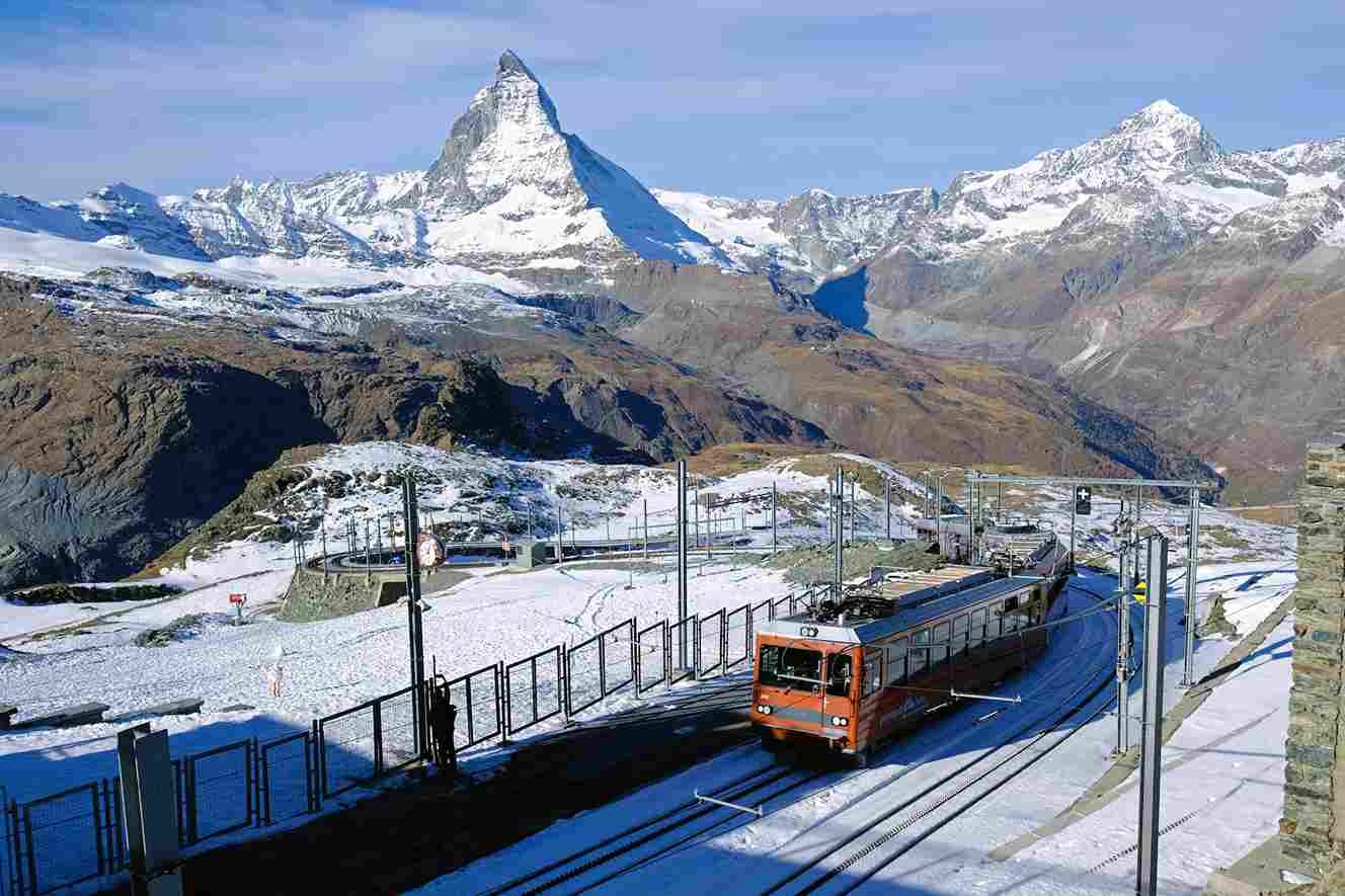 um trem viajando pelos trilhos noruegueses.