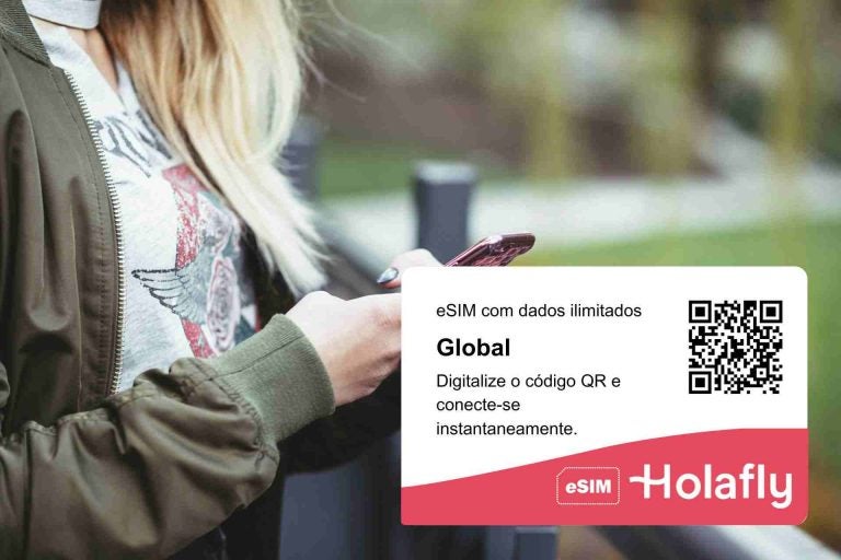 uma imagem de uma pessoa usando celular e um qr code de compra a frente.