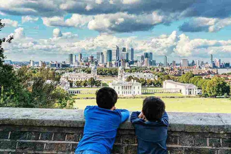 Duas pessoas admirando Londres de longe.