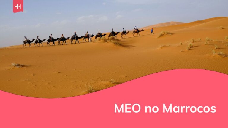 turistas andando de camelo no deserto marroquino