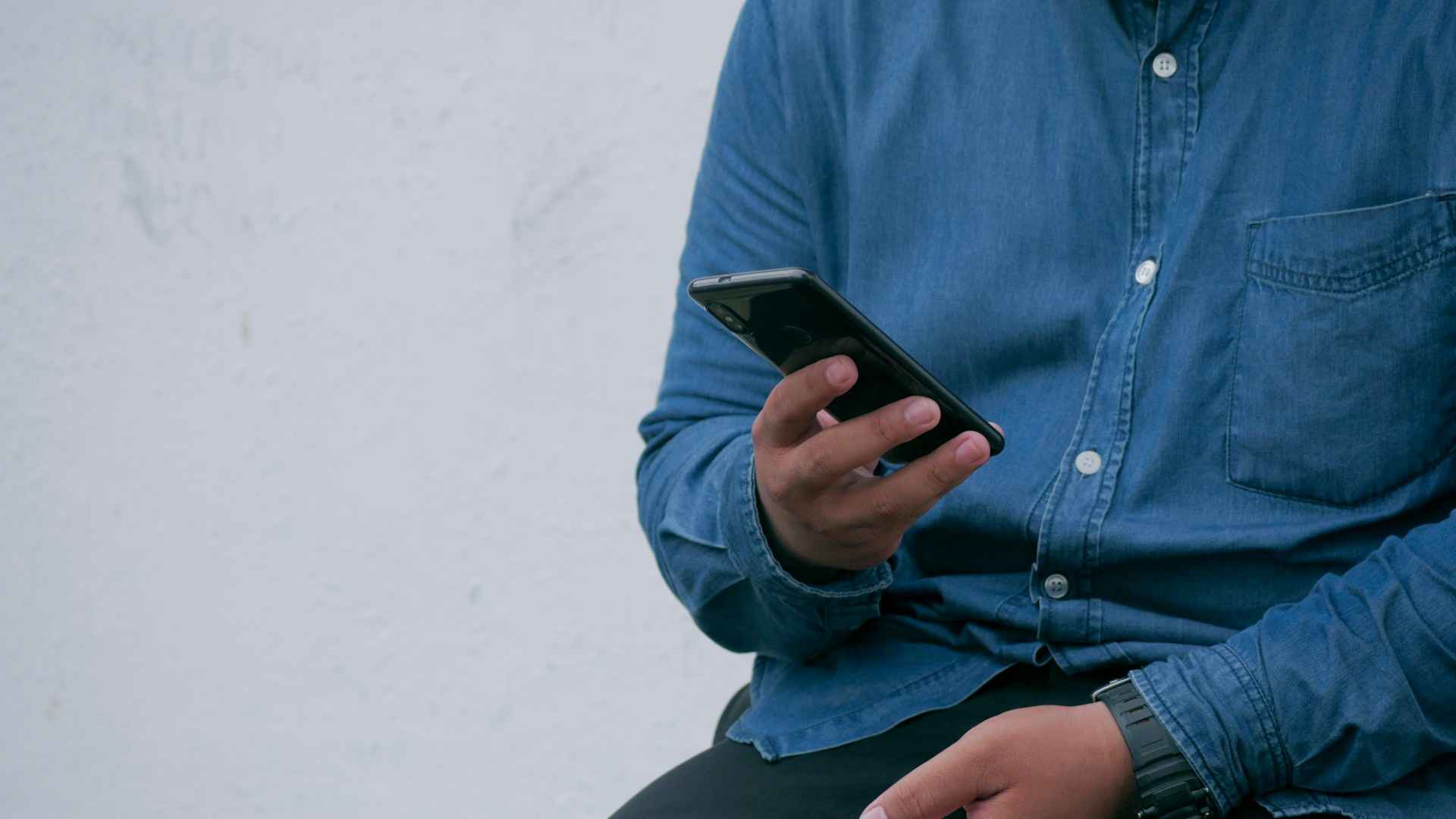 um homem usando um celular