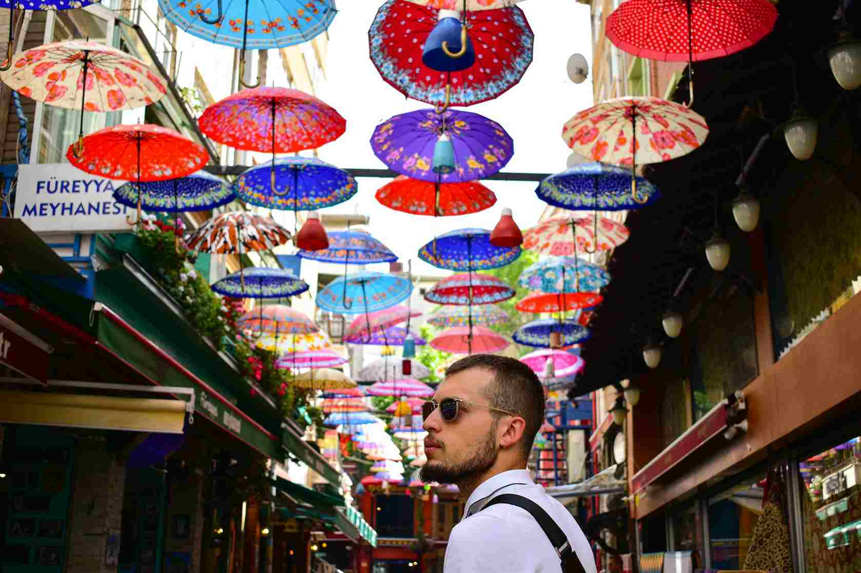 um homem em uma rua decorada de Istambul