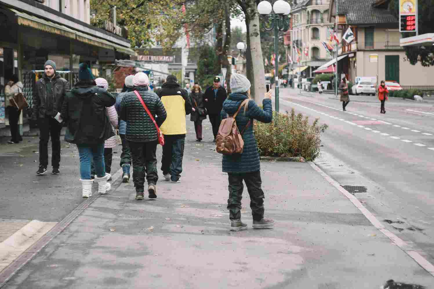 uma turista tirando fotos no centro de genebra