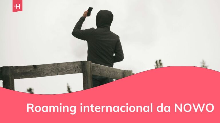 um homem mexendo no celular