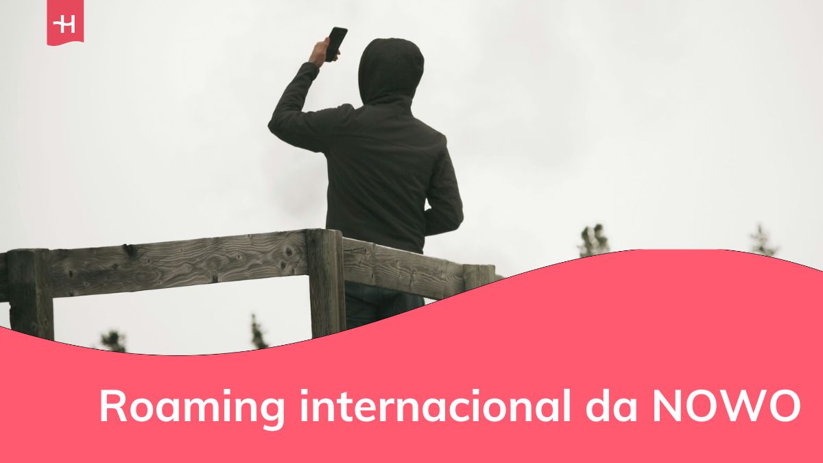 um homem mexendo no celular