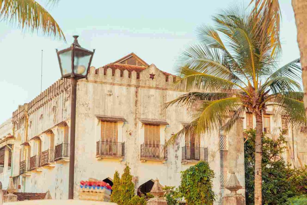 uma imagem do centro de Stone Town, em Zanzibar