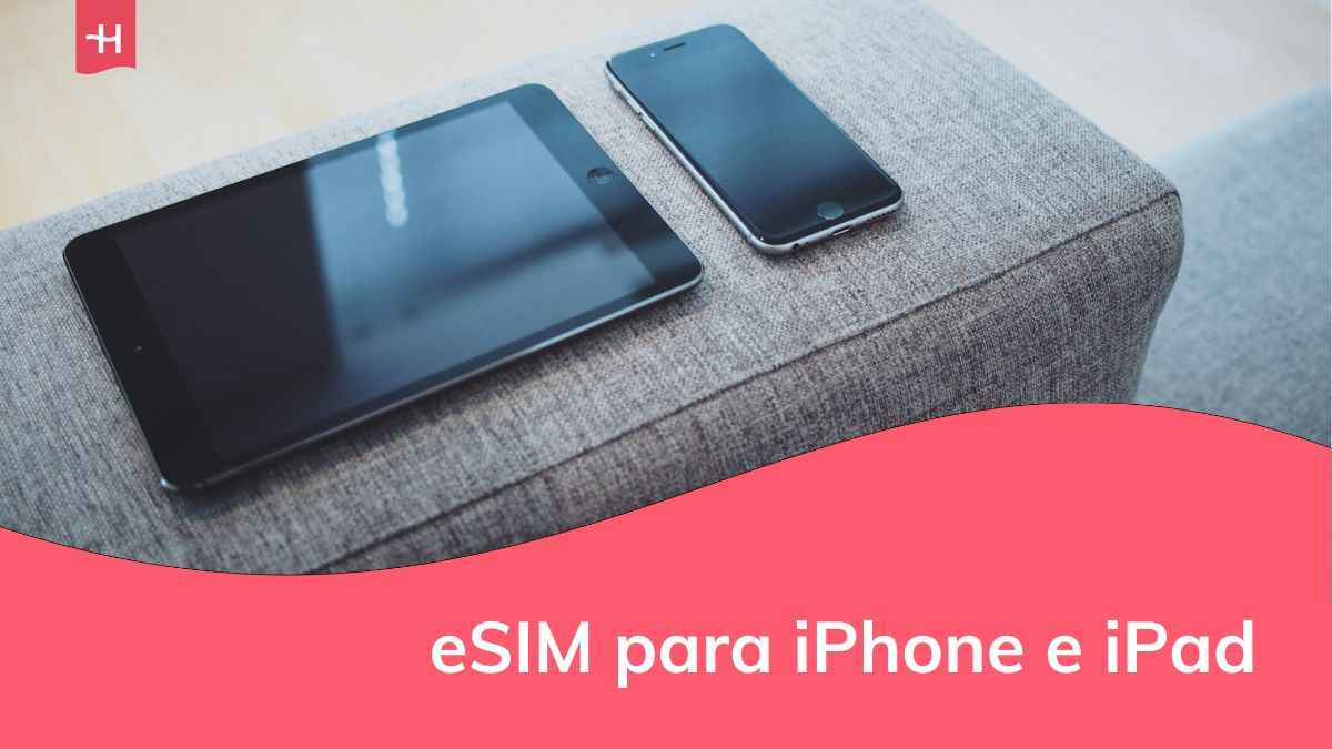 um iPhone e um iPad no braço de um sofá