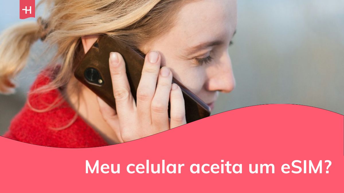 uma mulher falando ao telefone