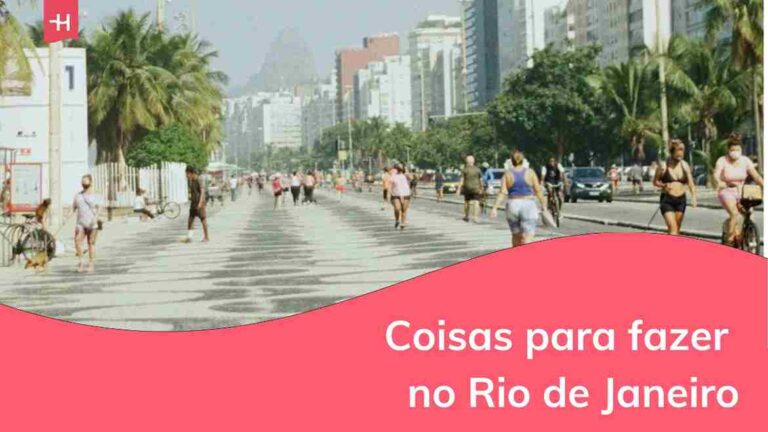 pessoas caminhando no calçadão de Copacabana, Rio de Janeiro.