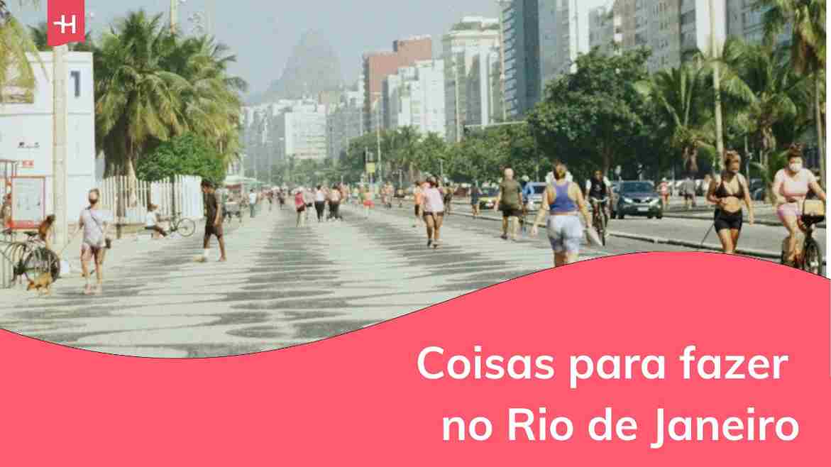 pessoas caminhando no calçadão de Copacabana, Rio de Janeiro.