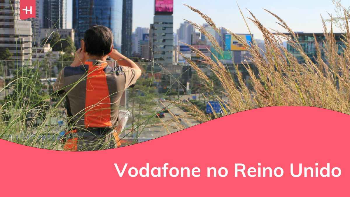 um homem tirando fotografias na cidade