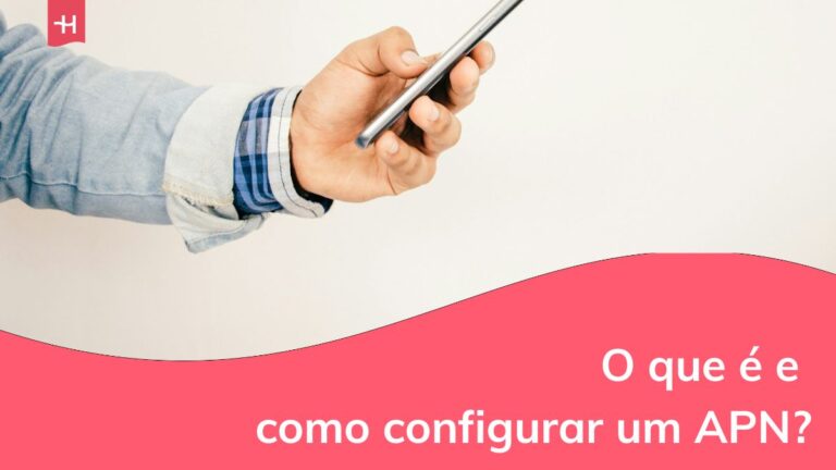 um homem teclando me seu celular