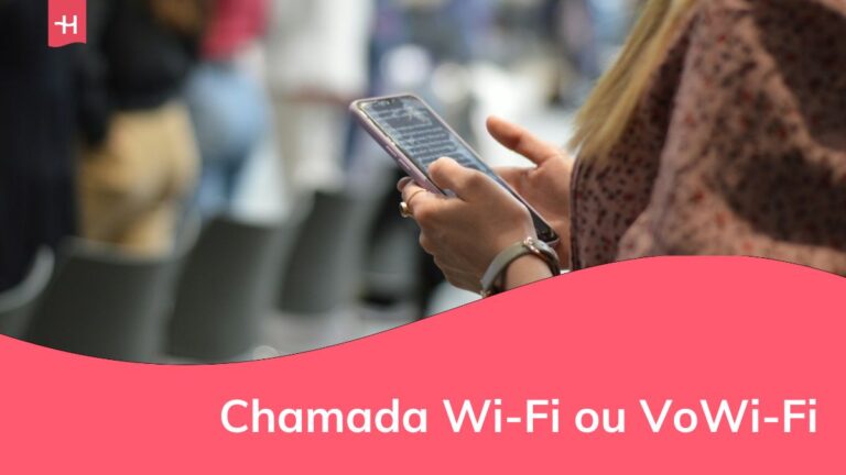 uma mulher utilizando o celular