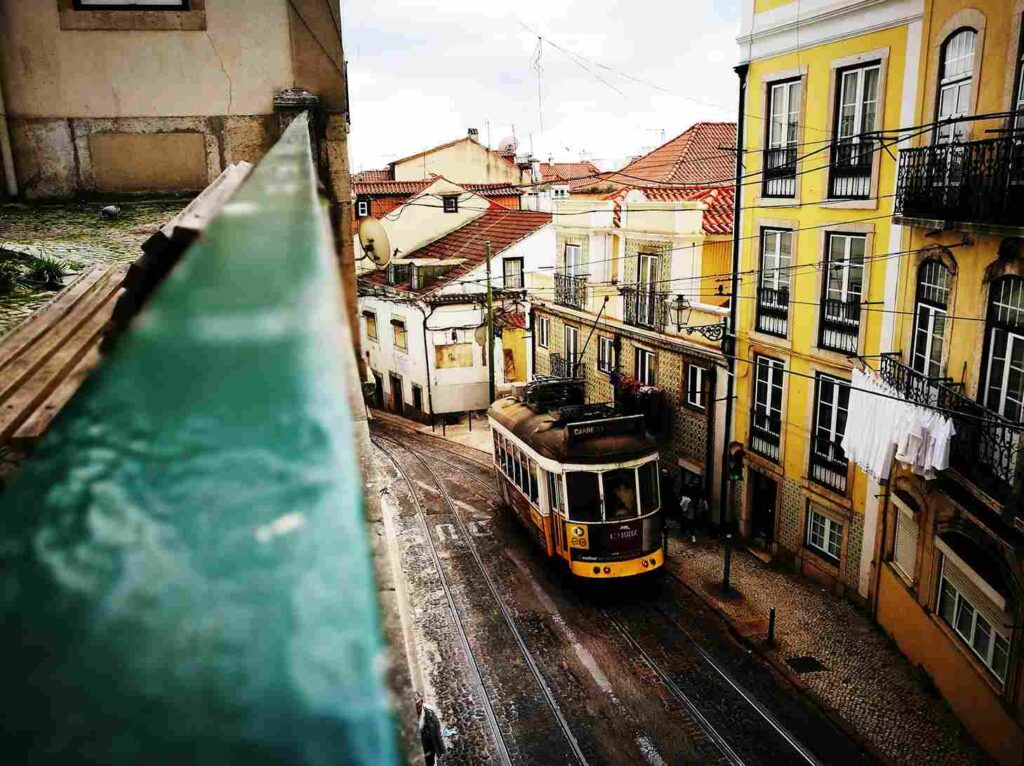 um bonde de superfície em Lisboa, portugal
