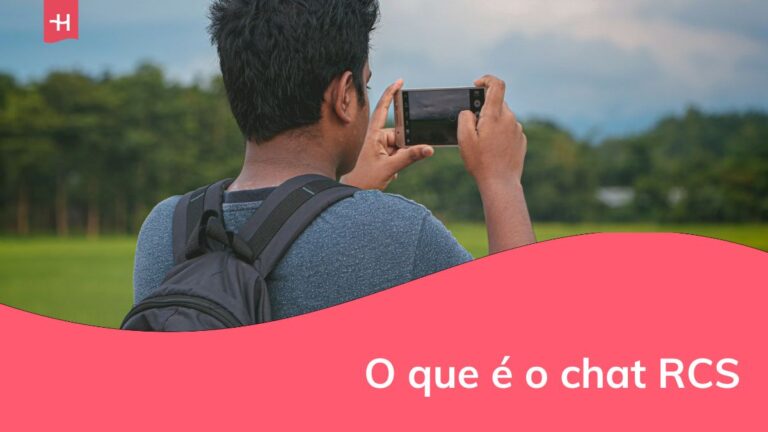 um homem tirando fotos com o celular