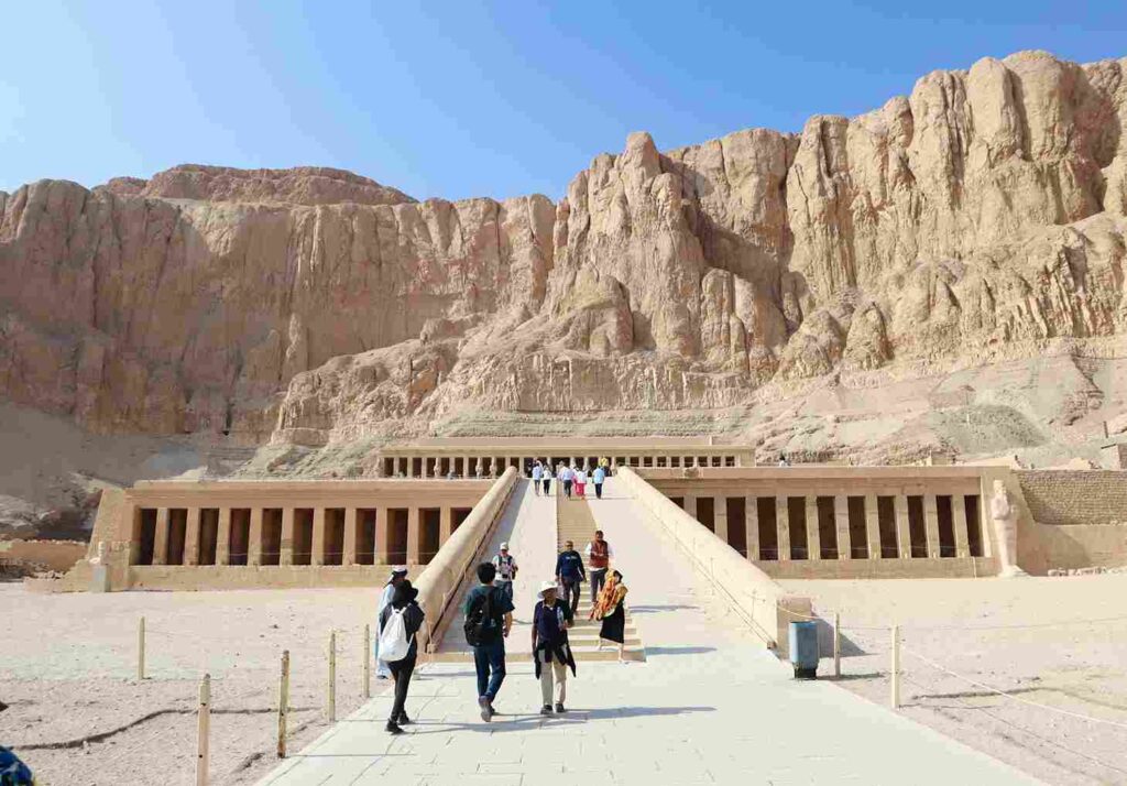um templo egípcio com turistas visitando-o