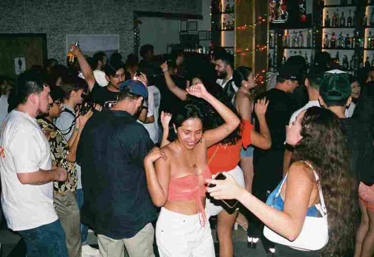 jovens em um bar/festa em punta cana