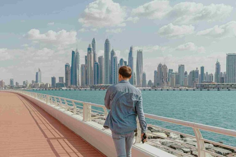 um homem passeando por Dubai