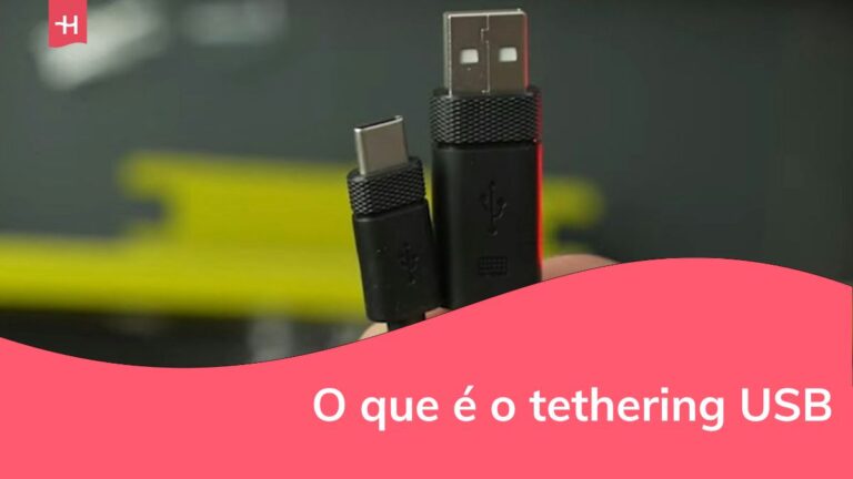 uma pessoa carregando um cabo usb
