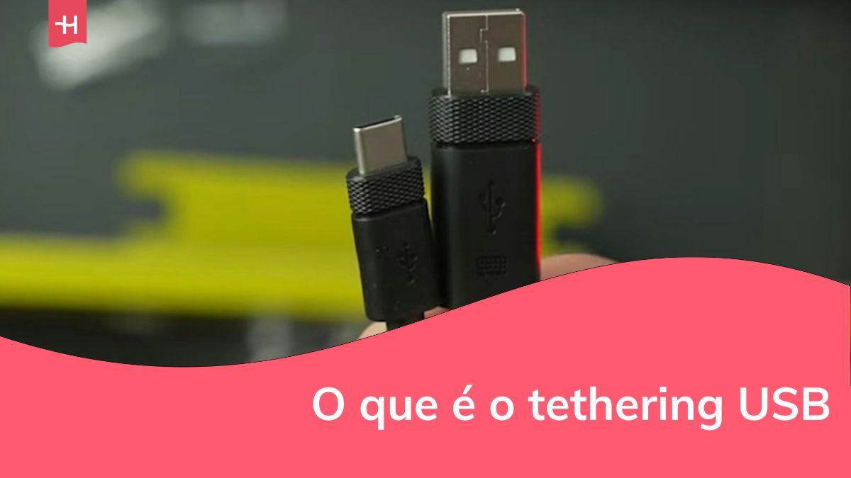 uma pessoa carregando um cabo usb