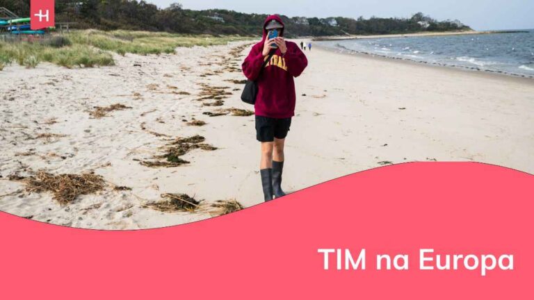 um homem tirando fotos na praia