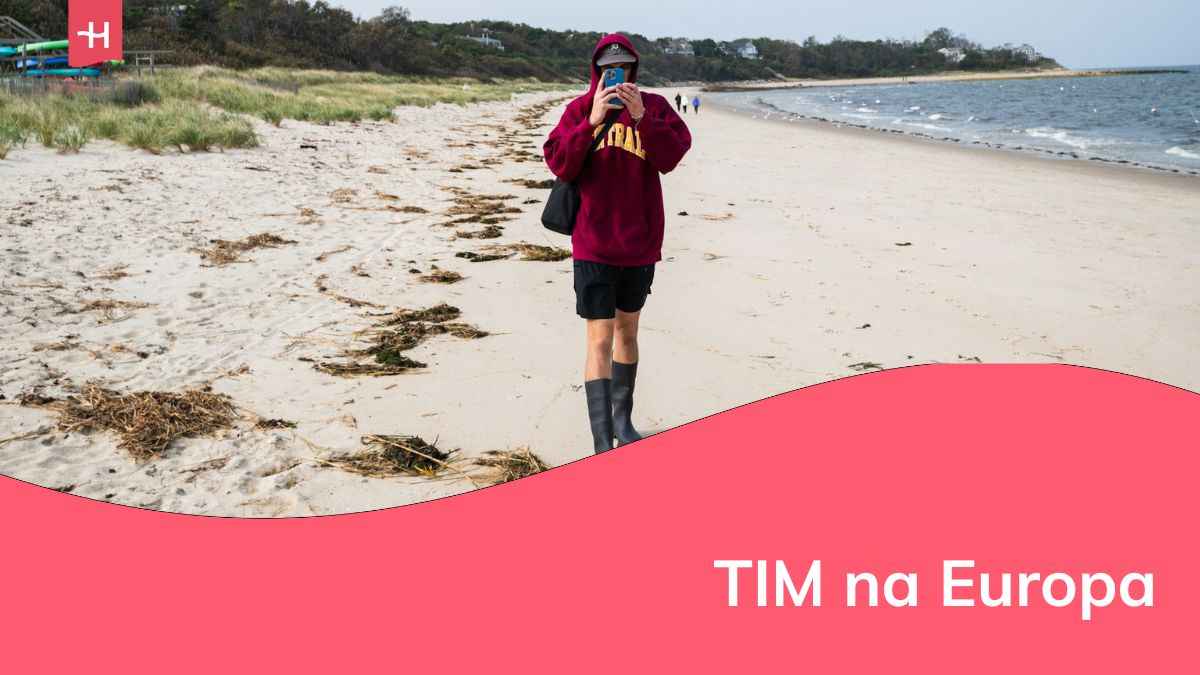 um homem tirando fotos na praia