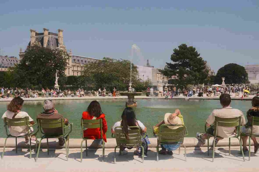 turistas descansando em paris