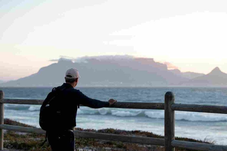 um homem admirando o litoral sul-africano