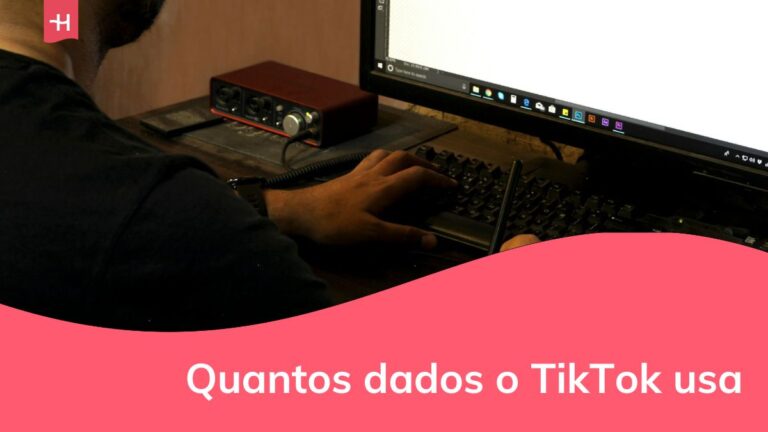 um homem trabalhando em seu computador