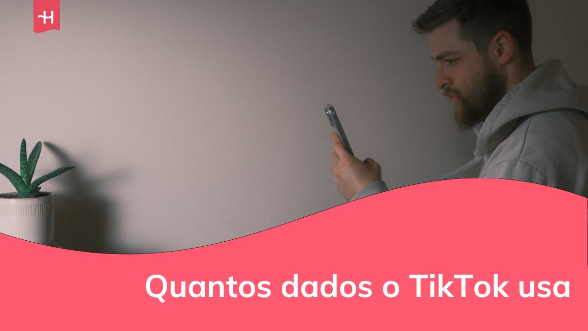 homem vendo vídeos no celular