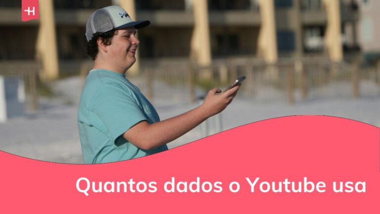 homem vendo videos no celular