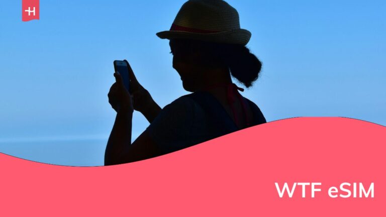 uma mulher mexendo no celular