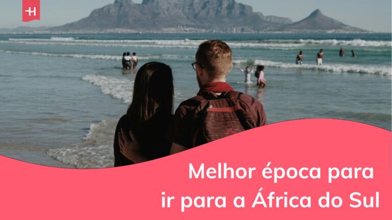 um casal em uma praia de cape town