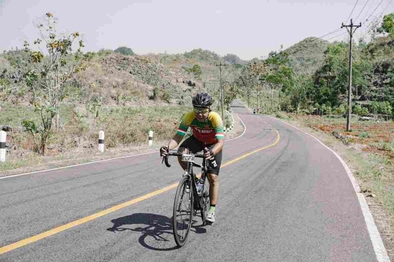 um ciclista em uma rodovia da África do Sul