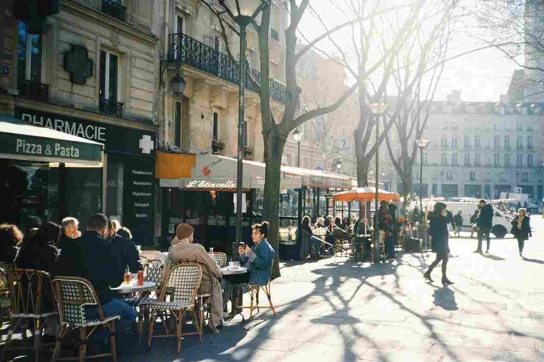Cafeterias de paris com seus clientes