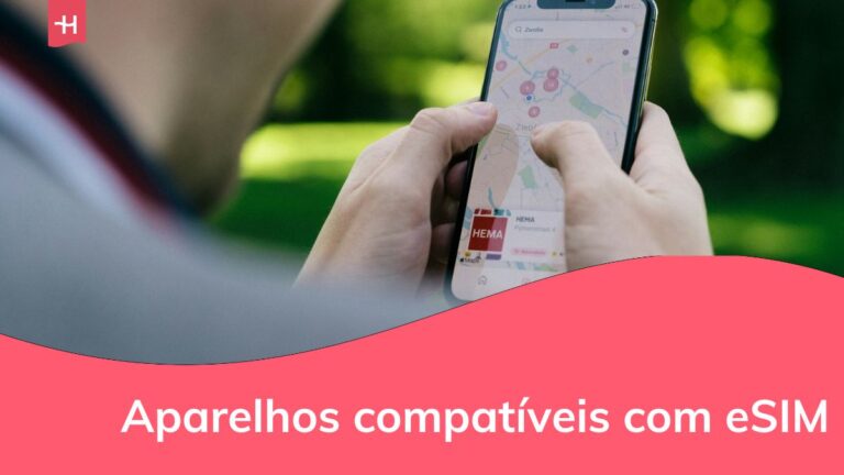 homem com um celular