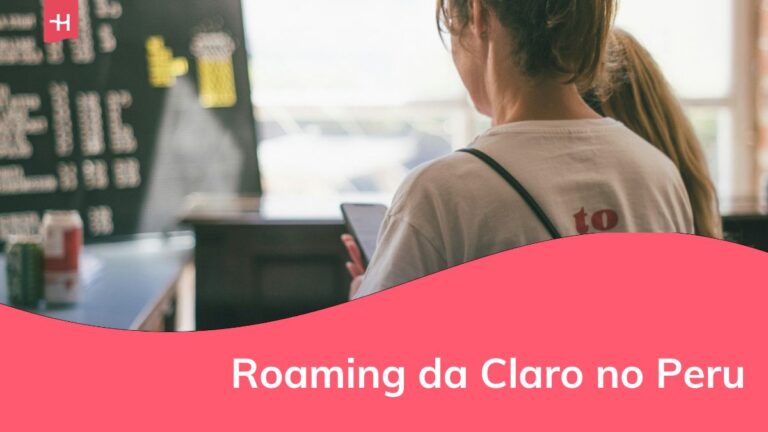 uma mulher utilizando um celular