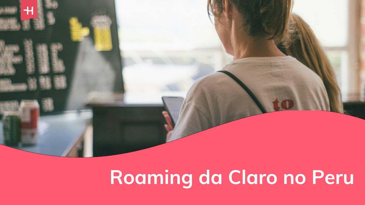 uma mulher utilizando um celular
