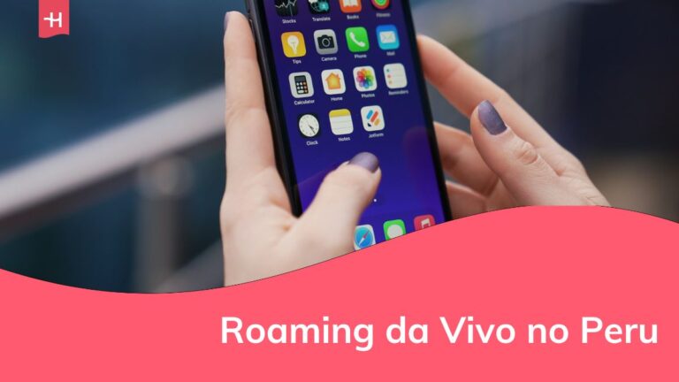 uma pessoa mexendo em um celular