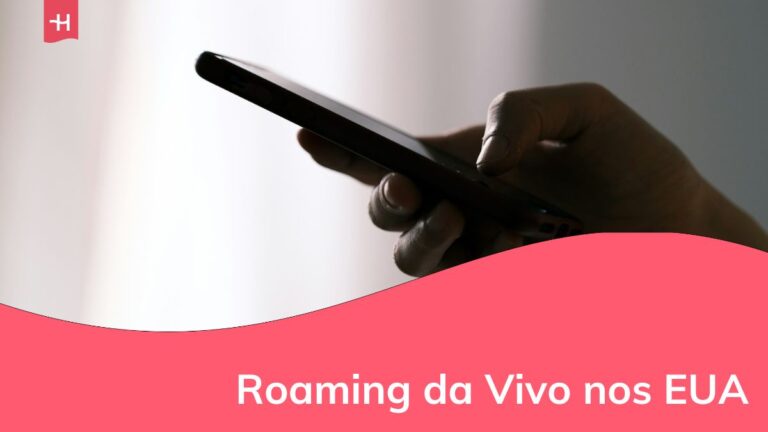 uma pessoa com o celular na mão