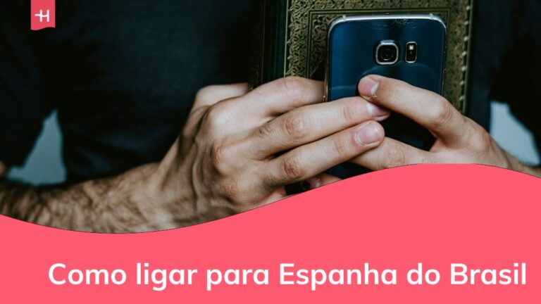 um homem com um celular na mão
