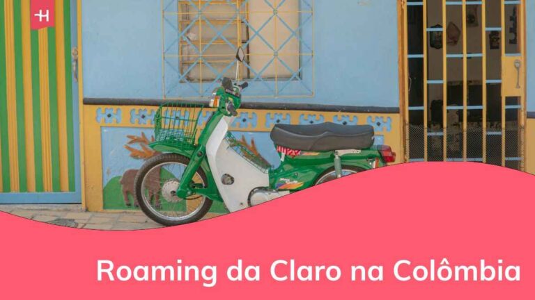 uma motocicleta em frente a uma habitação colombiana