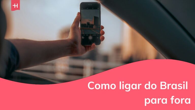 um homem fazendo uma chamada de vídeo com o celular
