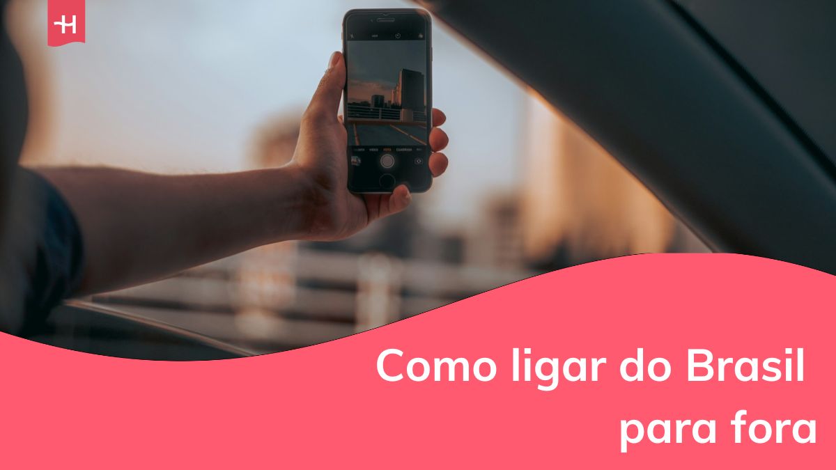 um homem fazendo uma chamada de vídeo com o celular